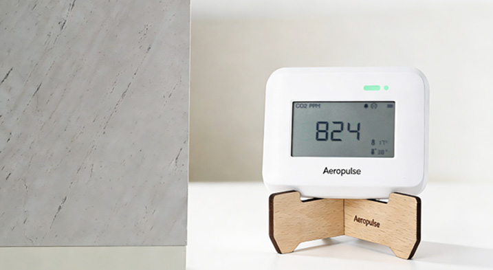 Aeropulse indoor air quality monitoring device with customer review emphasizing accurate measurements and easy deployment.